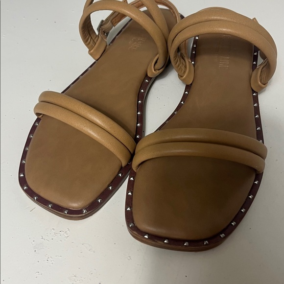 CushionAire Sz 7 Nude Strappy Memory Foam Sandal - Picture 2 of 5